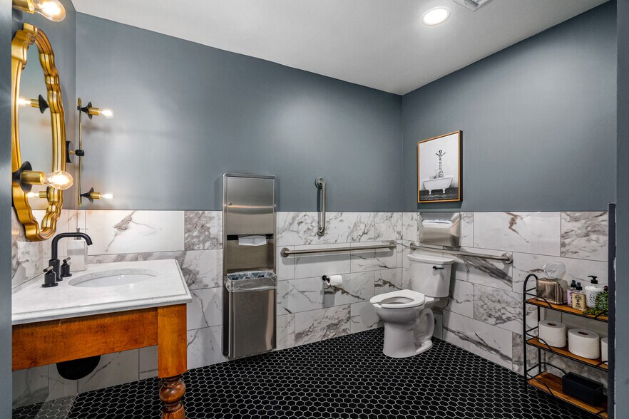 More Photos Of 144 S Main St, Independence Storefront Retail Office For Sale