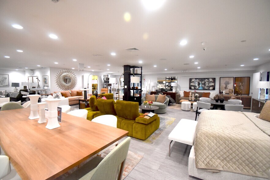 More Photos Of 1649 Northern Blvd, Manhasset Storefront For Lease