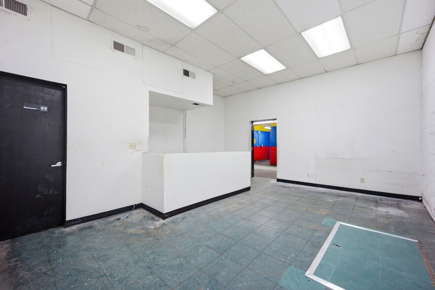 More Photos Of 2800 E Platte Ave, Colorado Springs Auto Repair For Lease