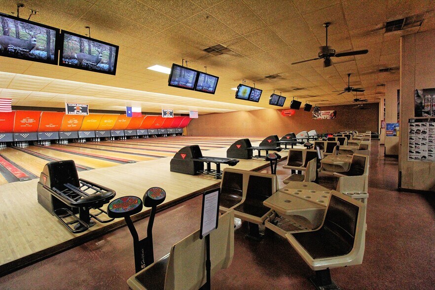 More Photos Of 233 College St, Schulenburg Sports And Entertainment For Sale