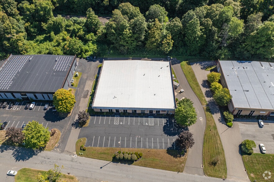 More Photos Of 61 Commerce Rd, Brookfield Warehouse For Lease