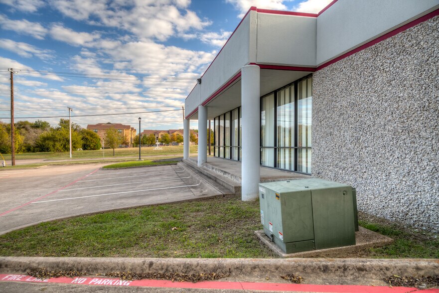 More Photos Of 545 Rowlett Rd, Garland Freestanding For Sale