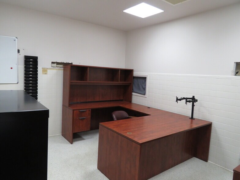 More Photos Of 1205-1211 W Austin St, Port Lavaca Office For Sale