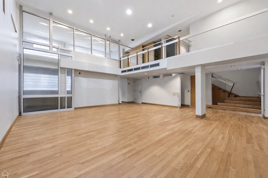 More Photos Of 1309-1311 E 57th St, Chicago Office For Lease