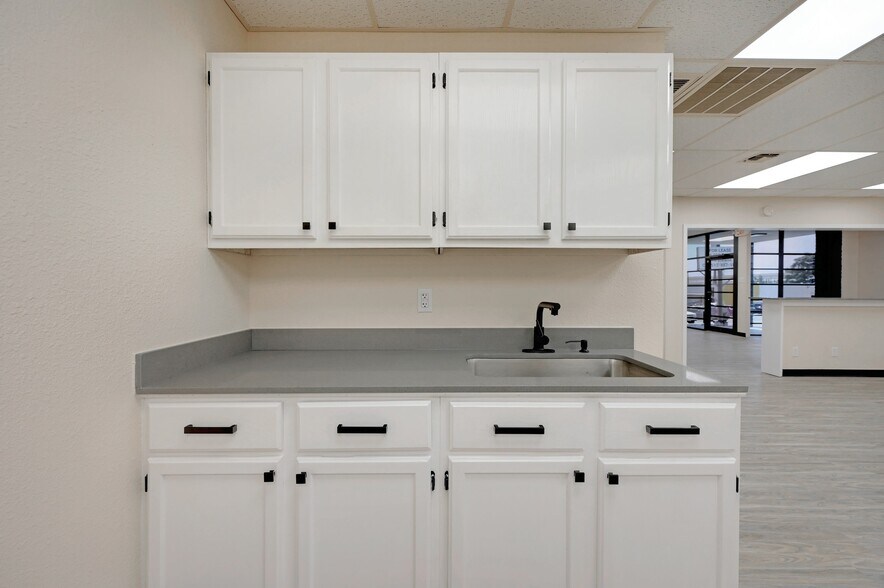 More Photos Of 5715 Kenwick St, San Antonio Warehouse For Lease