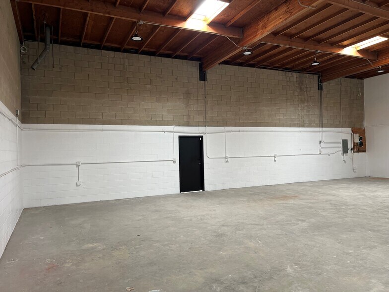More Photos Of 817-873 W 9th St, San Jacinto Warehouse For Lease
