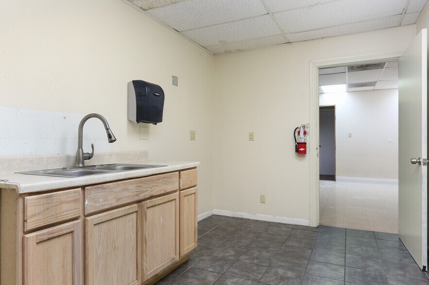 More Photos Of 4139 Gardendale St, San Antonio Office For Sale