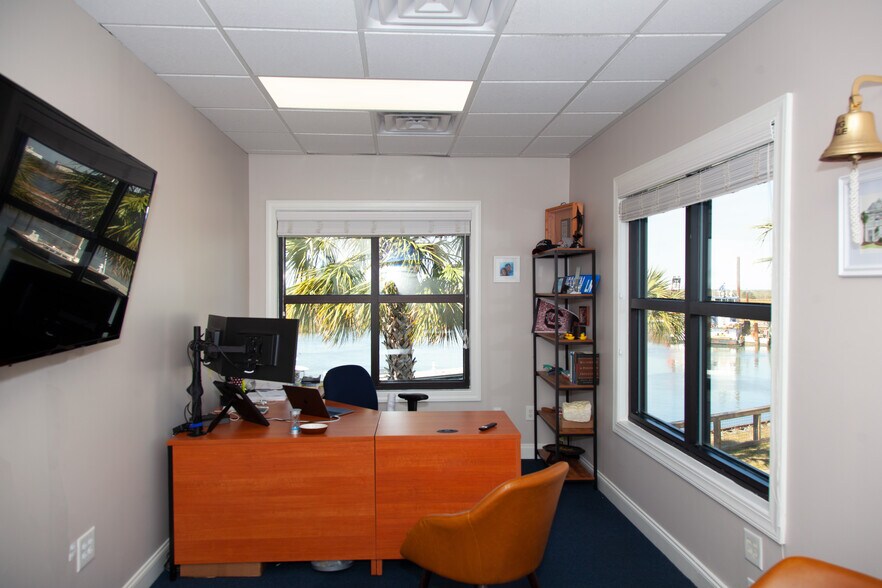 More Photos Of 670 Marina Dr, Charleston Office For Lease