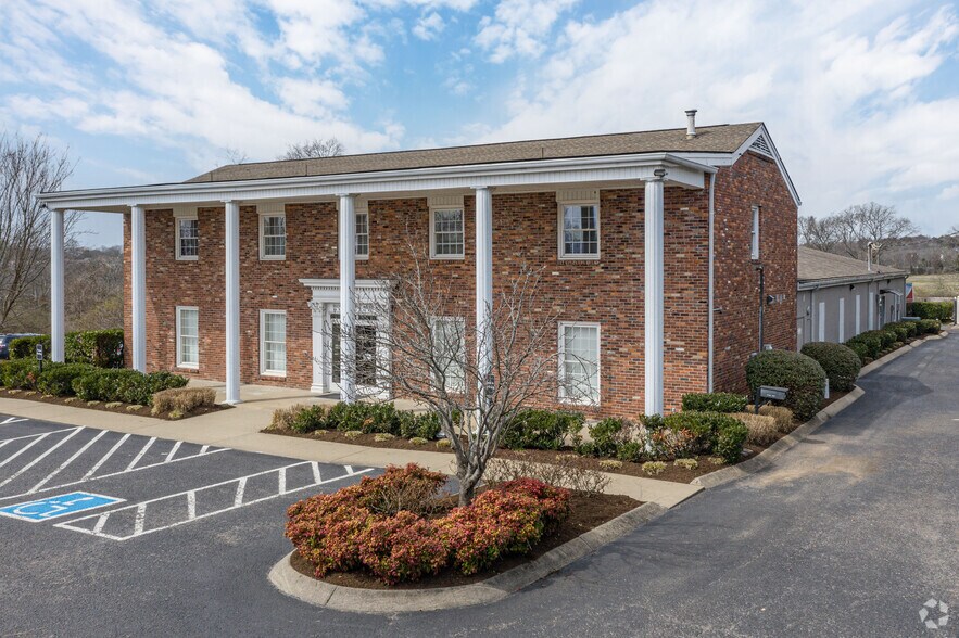 Primary Photo Of 700 E Main St, Hendersonville Office For Lease