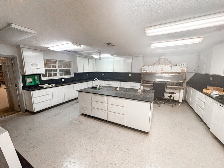 More Photos Of 3803 Mankins Ave, Odessa Warehouse For Sale