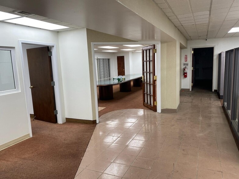 More Photos Of 168 Railroad St, Huntington Manufacturing For Lease