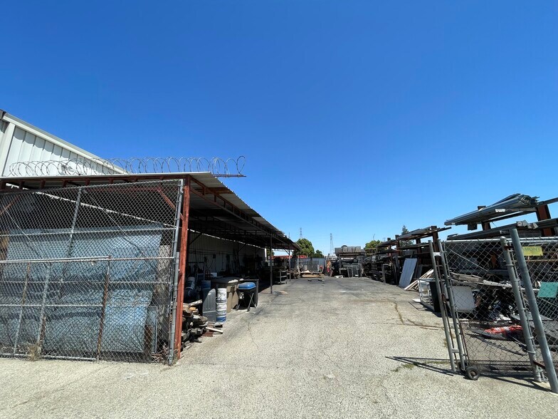 More Photos Of 1135 W Columbus St, Bakersfield Manufacturing For Sale