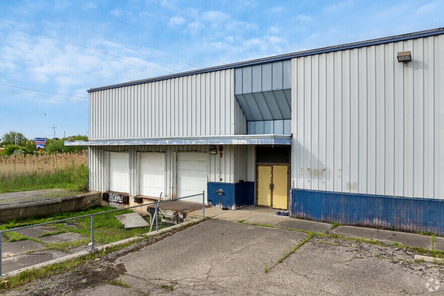 More Photos Of 3070 S Linden Rd, Flint Distribution For Lease