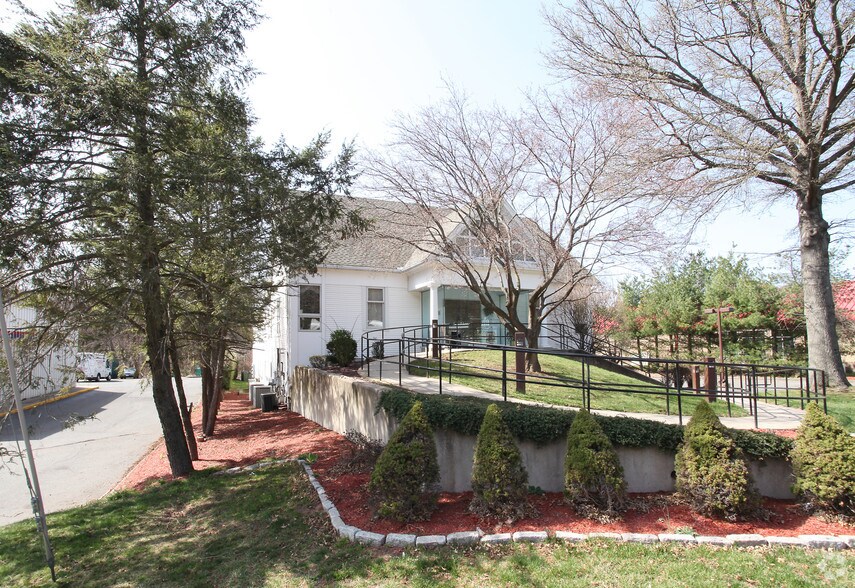 More Photos Of 300 Queen St, Southington Medical For Lease