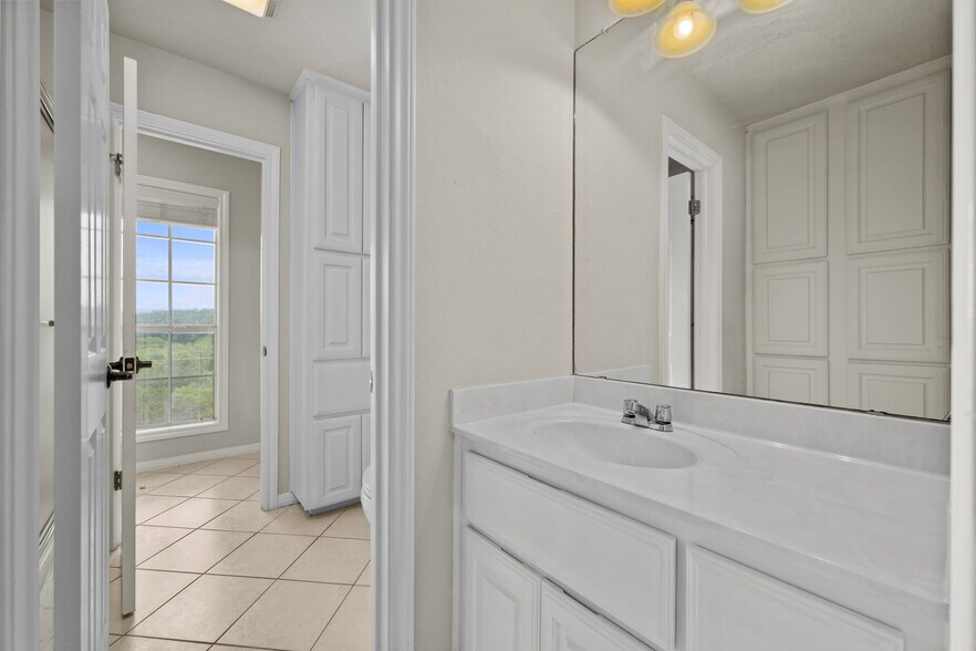 More Photos Of 19019 TX-71, Spicewood Office Residential For Lease