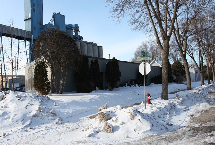 More Photos Of 3552-3556 Snelling Ave, Minneapolis Warehouse For Lease