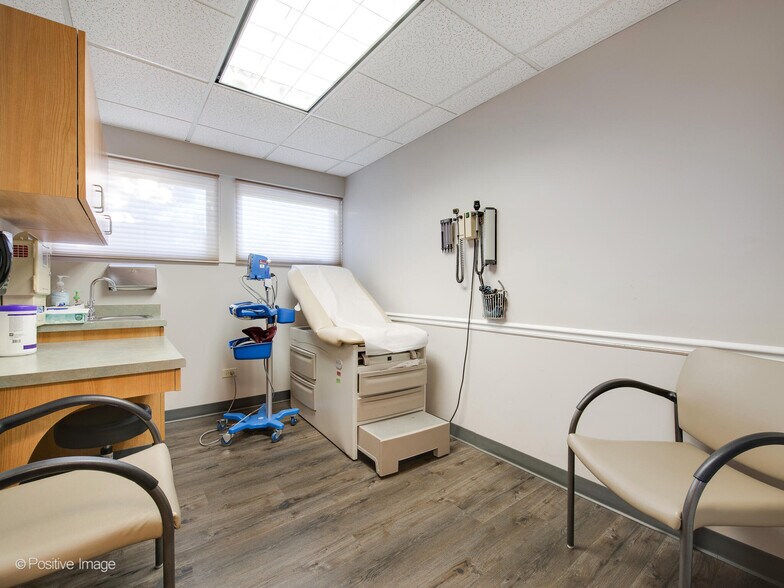 More Photos Of 9631 Gross Point Rd, Skokie Medical For Sale