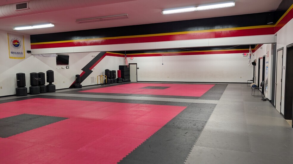 More Photos Of 50 Parum Rd, Colchester Storefront Retail Office For Sale