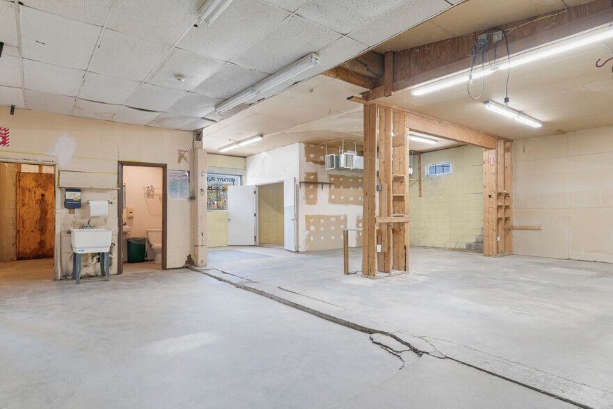 More Photos Of Post @ Post & Namcook Rds., North Kingstown Unknown For Lease