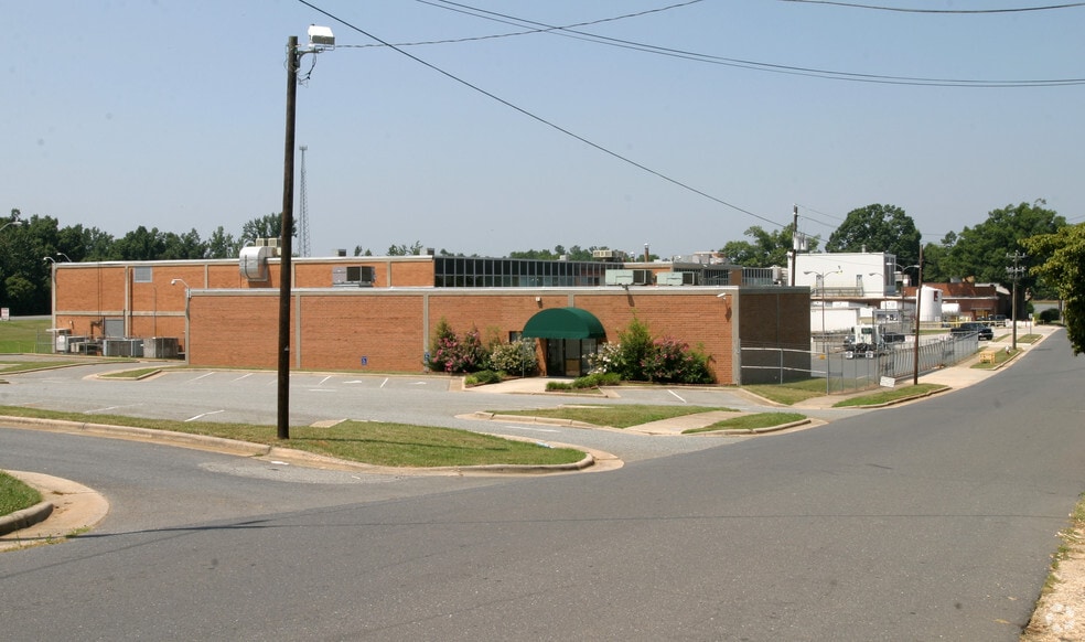 More Photos Of 136 E Dorsett Ave, Asheboro Warehouse For Lease