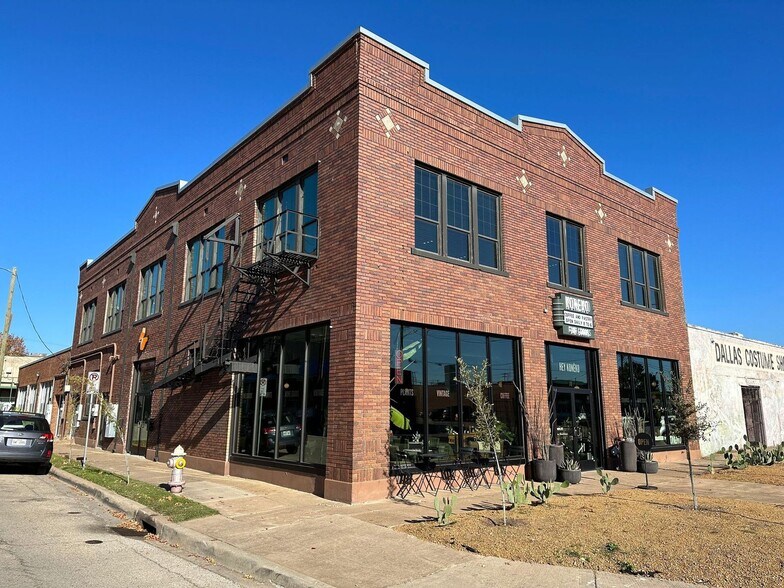 More Photos Of 3901 Main St, Dallas Showroom For Lease