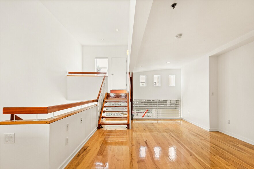 More Photos Of 615 Hampton Dr, Venice Apartments For Sale