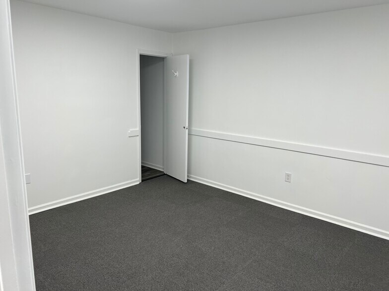 More Photos Of 148 E Peacock St, Cochran Medical For Sale