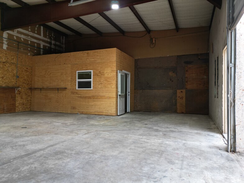 More Photos Of 2164 Jacksboro Hwy, Fort Worth Warehouse For Lease