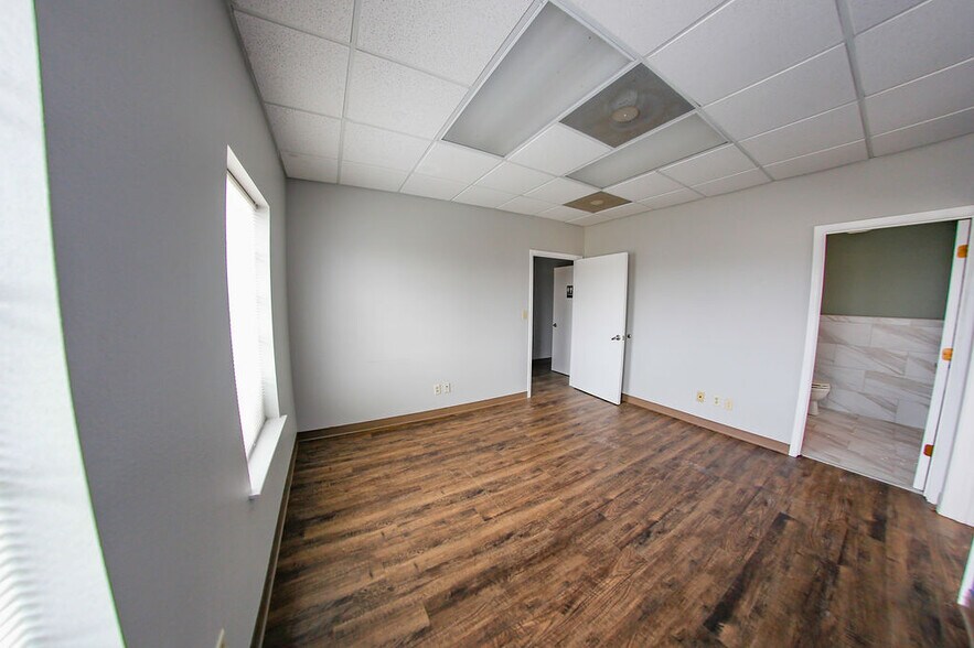 More Photos Of 4550 Lamar Ave, Paris Rehabilitation Center For Lease