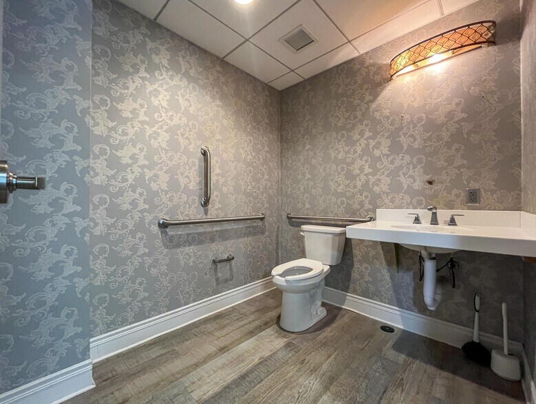 More Photos Of 101 1st Ave SW, Rochester Hotel For Lease