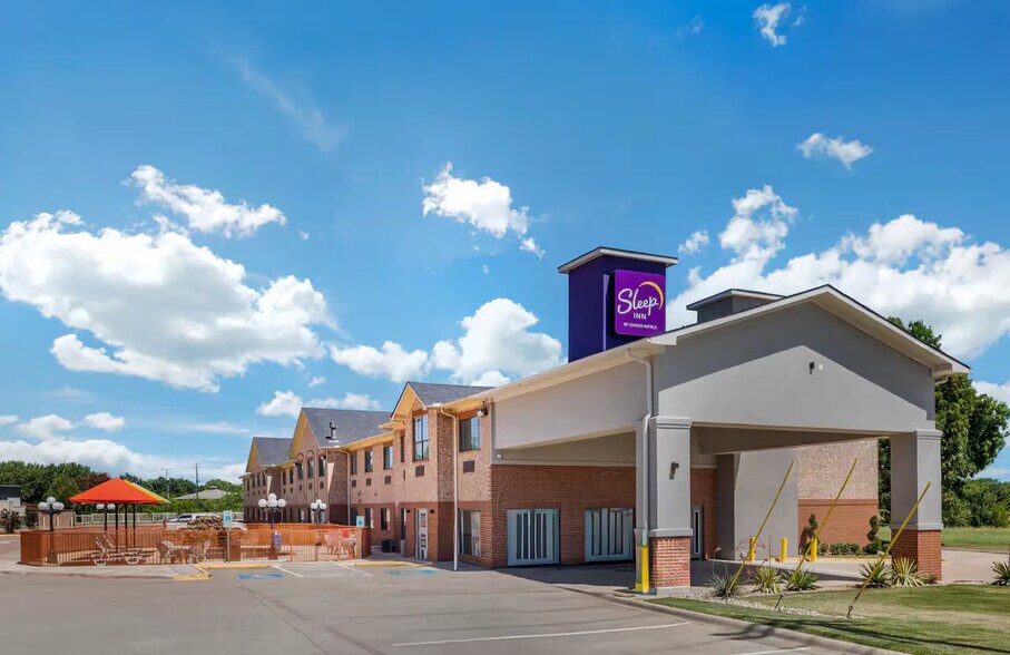 More Photos Of 1439 N Highway 67, Cedar Hill Hotel For Sale