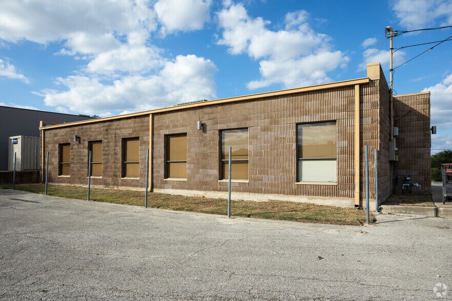 More Photos Of 6527 W Military Dr, San Antonio Freestanding For Lease