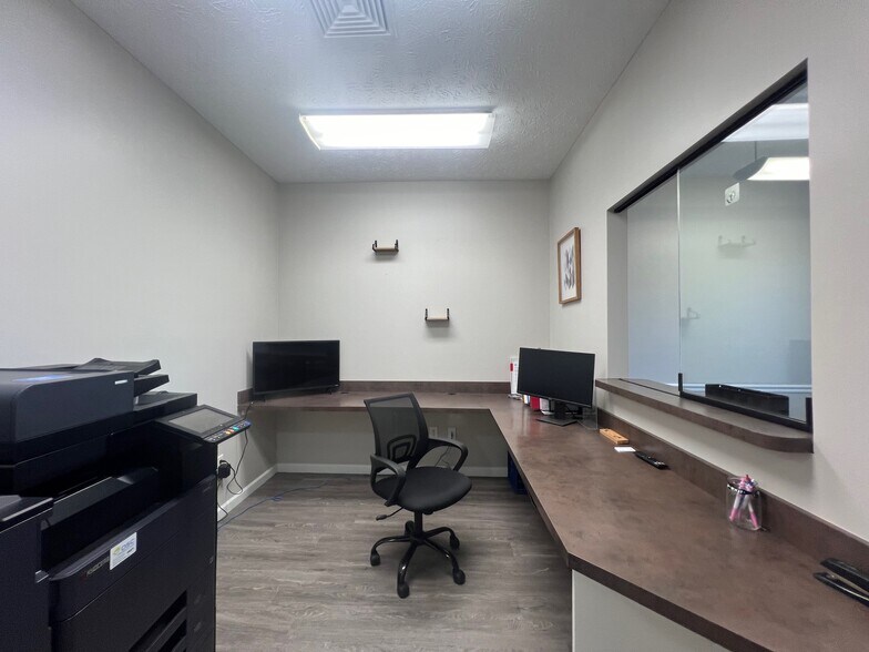 More Photos Of 8605 N Dixie Dr, Dayton Office For Lease