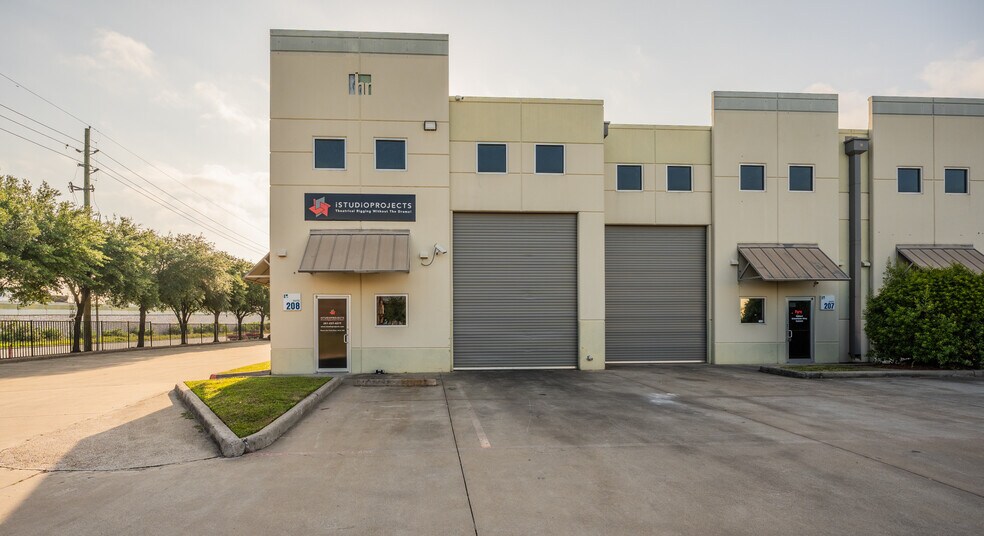 More Photos Of 5750 N Sam Houston Pky E, Houston Warehouse For Lease