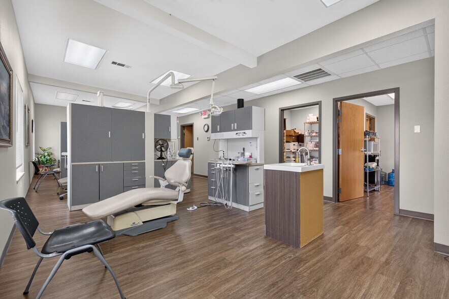 More Photos Of 1567 W Diane St, Ozark Office For Sale