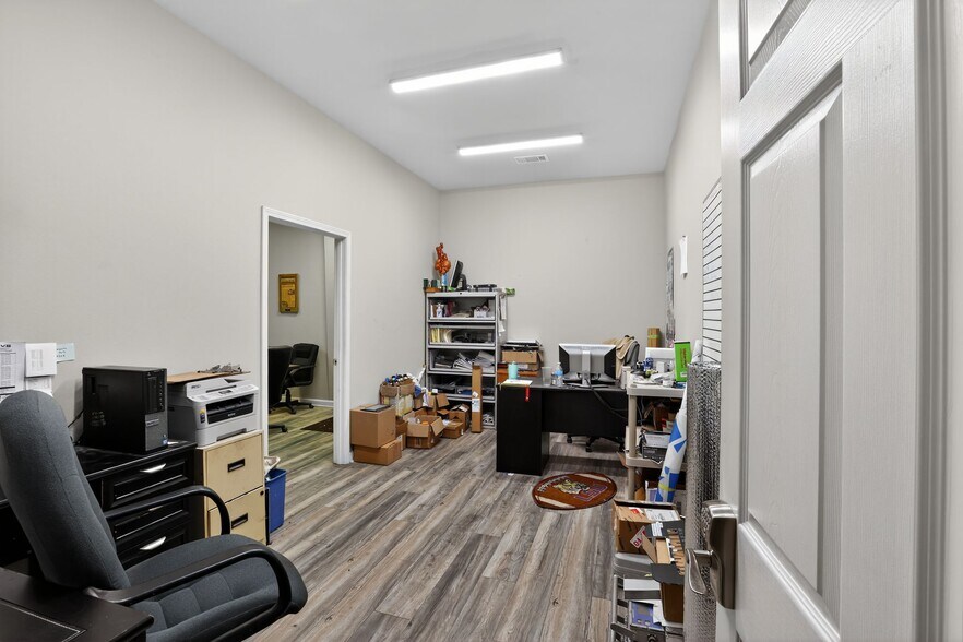 More Photos Of 15590 Florida Blvd, Baton Rouge Showroom For Sale