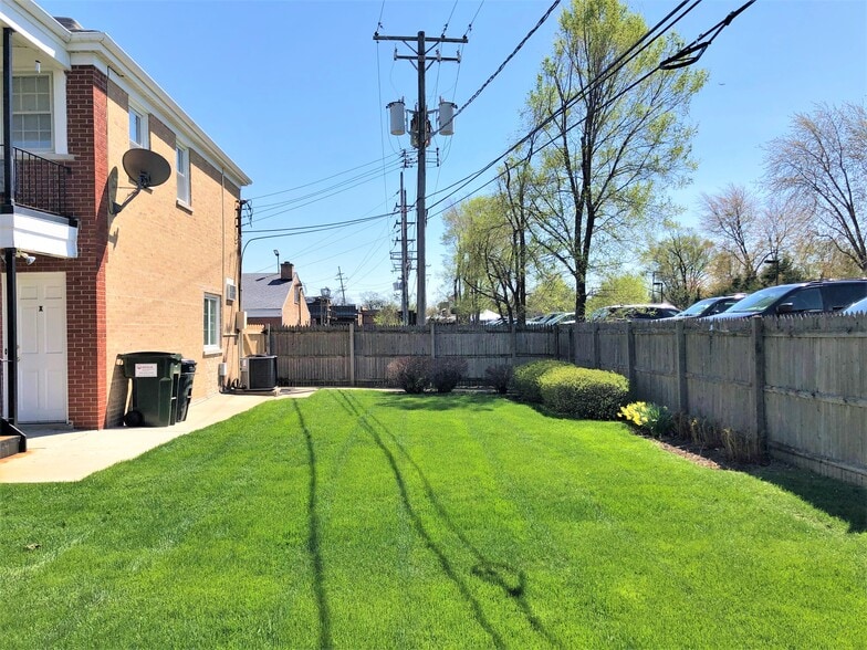 More Photos Of 5512 S Brainard Ave, Countryside Apartments For Lease