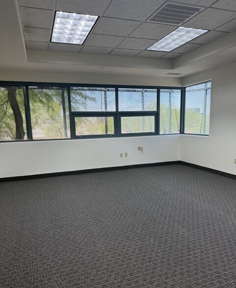 More Photos Of 15955 N Dial Blvd, Scottsdale Light Distribution For Lease