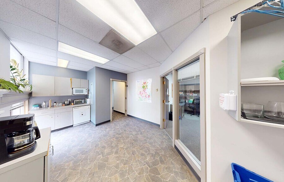 More Photos Of 426 Portage Av, Winnipeg Office For Sale