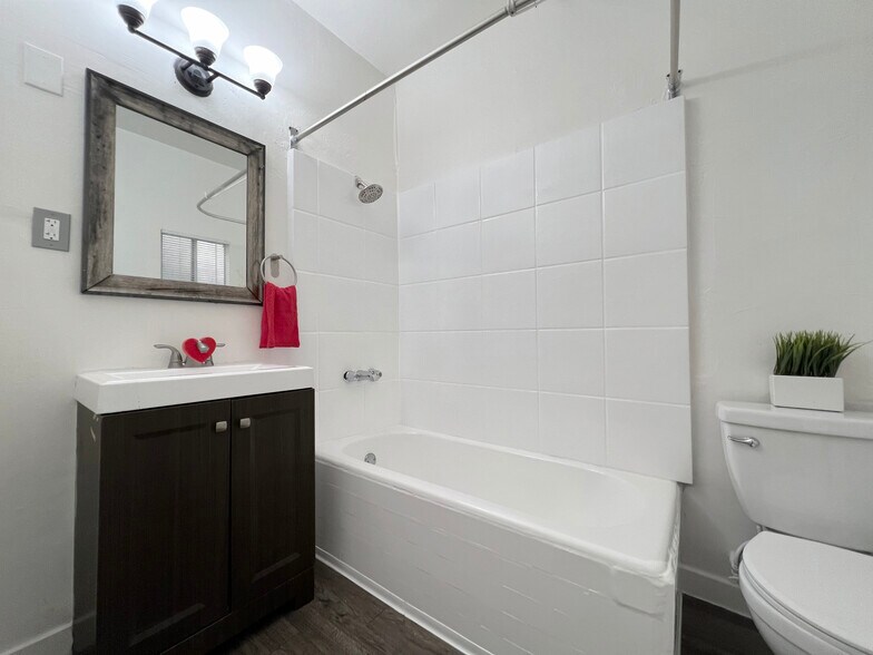 More Photos Of 1735 E 10th St, Long Beach Apartments For Sale