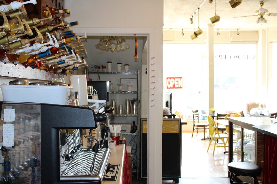 More Photos Of 927 Main St, Evanston General Retail For Lease