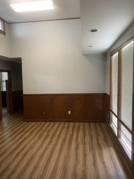 More Photos Of 209 S Pioneer Dr, Abilene Flex For Lease