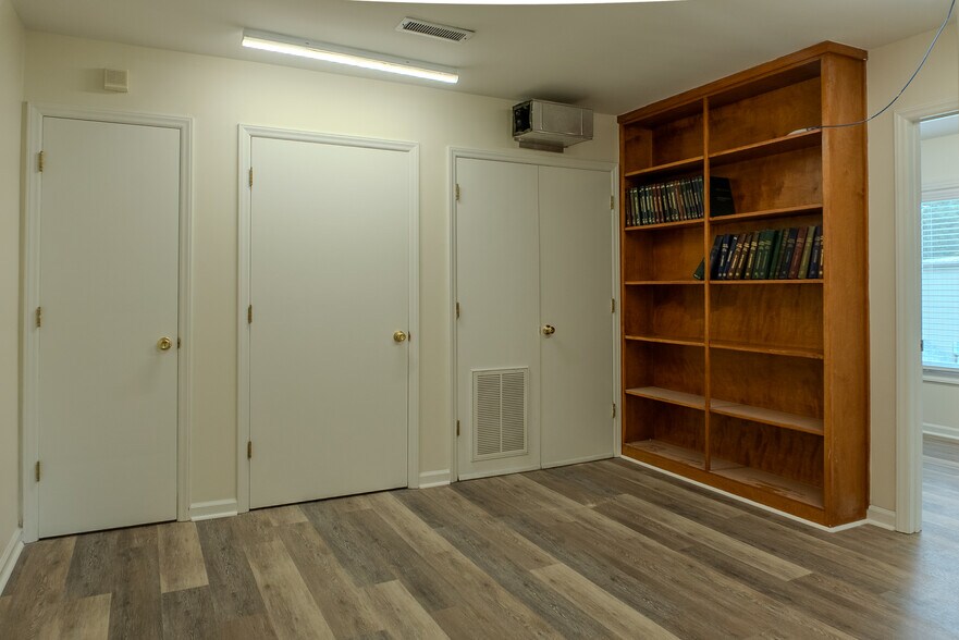 More Photos Of 6504 Burlington Rd, Whitsett Manufacturing For Lease