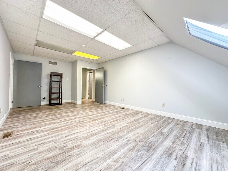 More Photos Of 406 E Pennsylvania Blvd, Feasterville Trevose Light Distribution For Lease