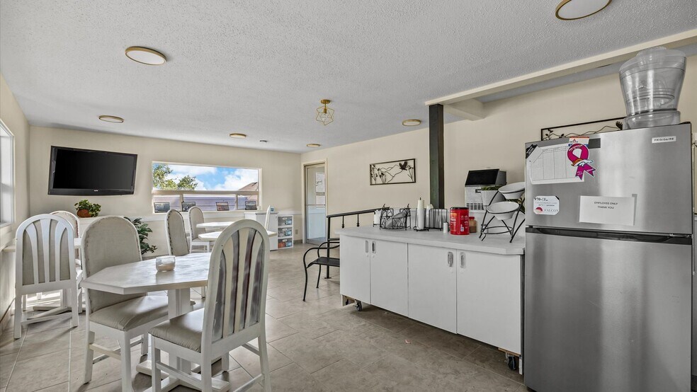 More Photos Of 1702 E Main St, Montrose Hotel For Sale