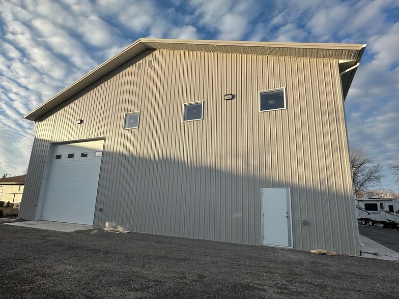 More Photos Of 408 Pittsburg Av, Selkirk Industrial For Sale