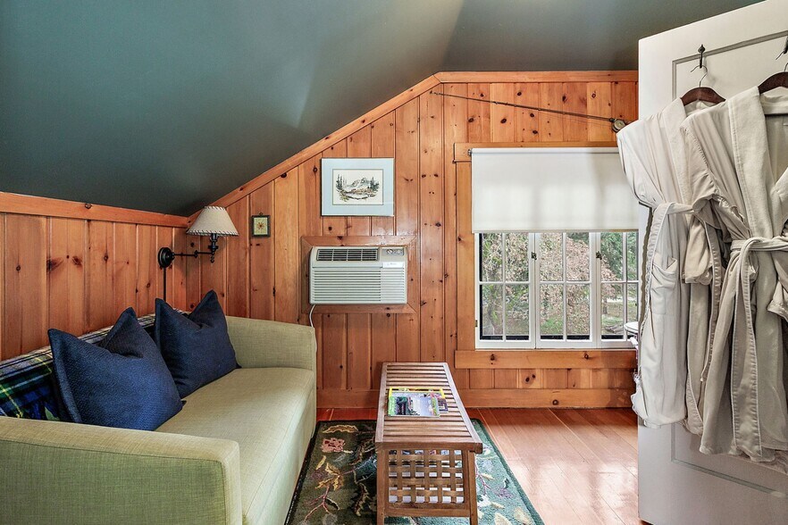 More Photos Of 455 N Oregon St, Jacksonville Hospitality For Sale