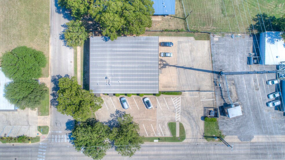 More Photos Of 2620 Carson St, Haltom City Light Distribution For Lease