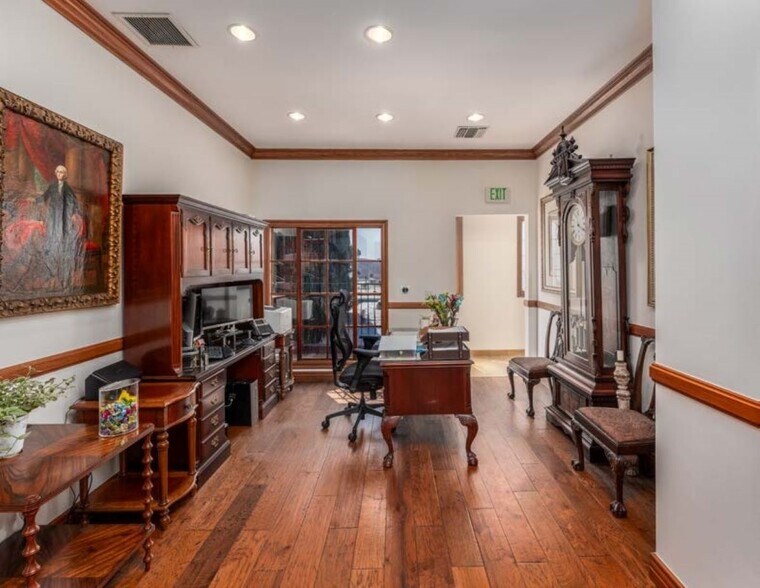 More Photos Of 8752 Holloway Dr, West Hollywood Office For Lease