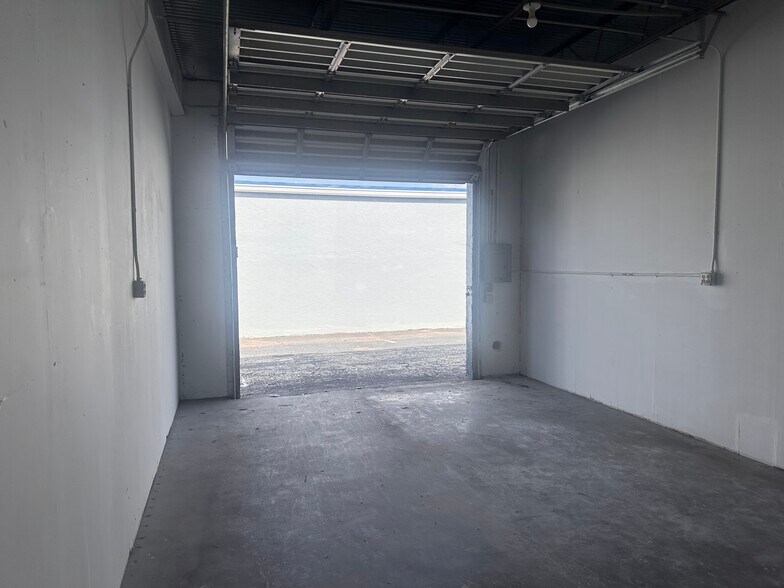 More Photos Of 5614 NW 8th St, Margate Warehouse For Lease